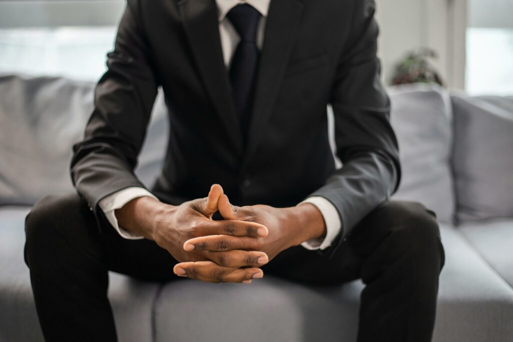 Homme en costume qui se trouve dans un entretien professionnel