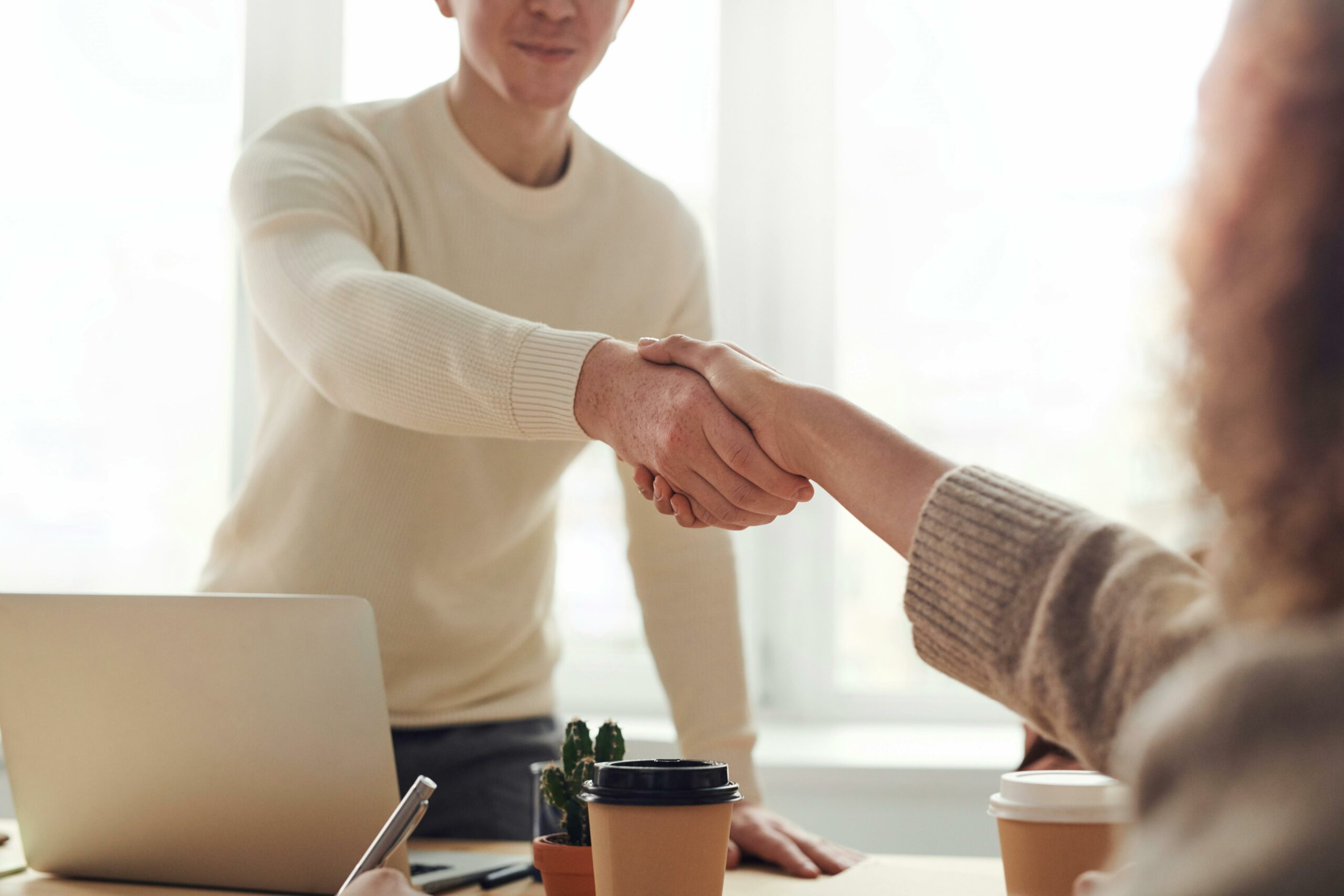 un homme et une femme qui se sert la main pour entretien